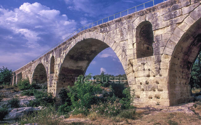 France, Provence, Vaucluse, Petit Luberon, Julien pont romain à Bonnieux (à partir de 3 av. J.-C.) sur la rivière Calavon — Photo de stock