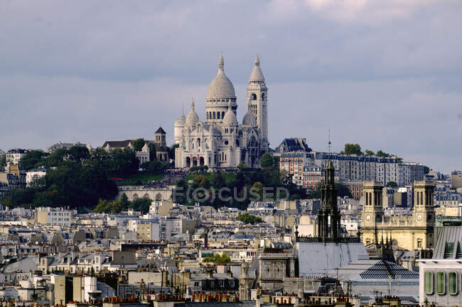 Europa, Francia, Isla de Francia, París, vista de Montmartre y el Sagrado Corazón de París) - foto de stock
