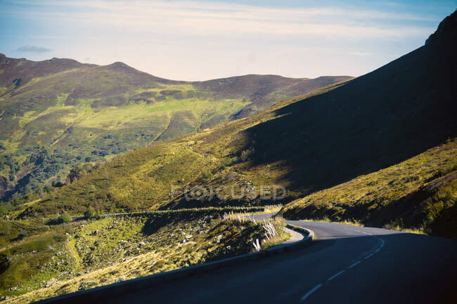 Aveyron, Midi-Pyrénées, Paysage et route — Photo de stock