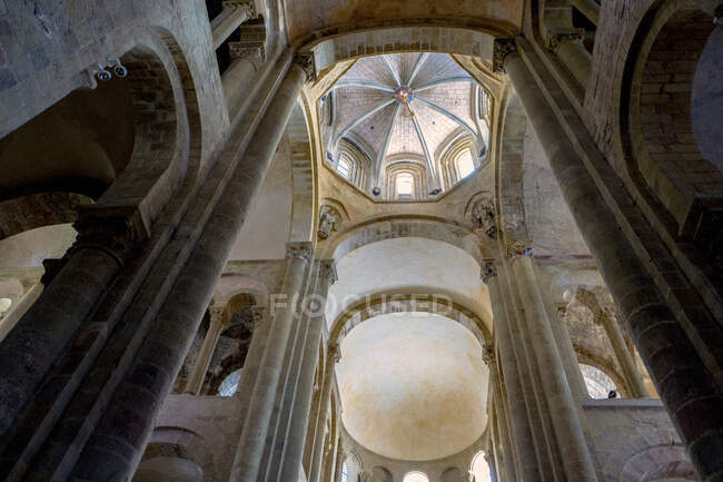 Interior of a church in Conques — Stock Photo