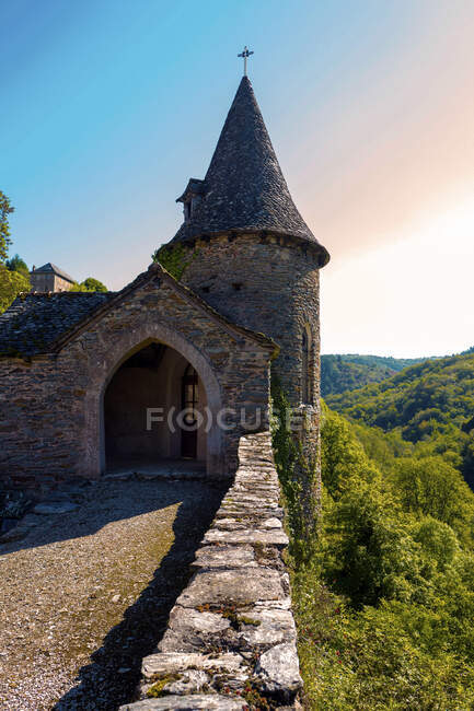 Aveyron, Midi-Pirineos, Conques, torre - foto de stock