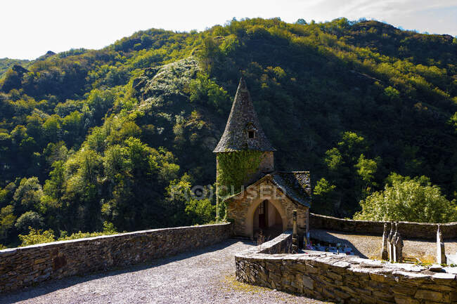 Aveyron, Midi-Pirineos, Conques, torre - foto de stock