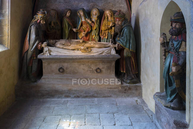 Francia, Midi-Pyrenees, Aveyron, Conques, entombment - foto de stock