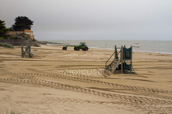 Francia, La Bernerie-en-Retz, 44, máquinas en la playa en otoño - foto de stock