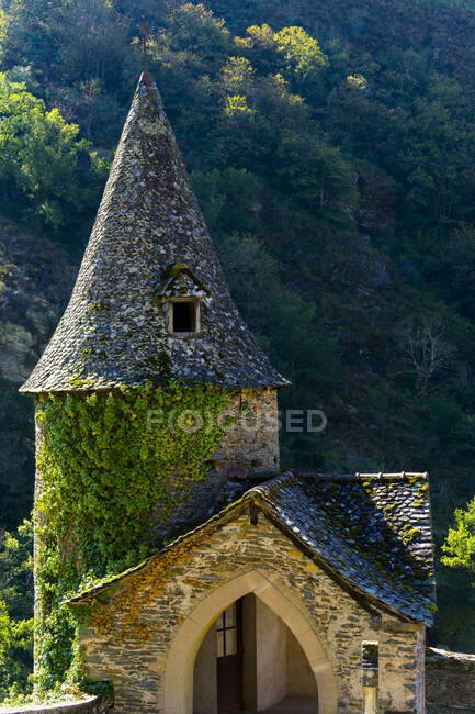 Francia, Midi-Pirineos, Aveyron, Conques, torre - foto de stock