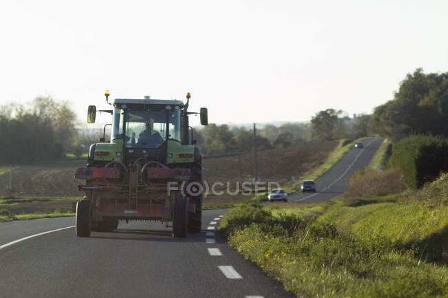 Francia, tractor en la carretera - foto de stock