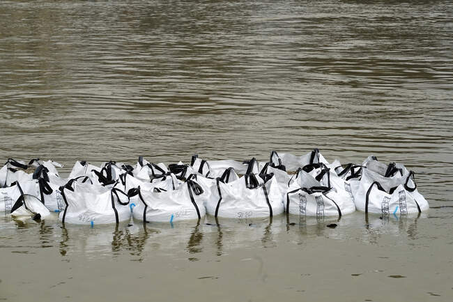 France, Paris, inondation de la Seine le 28 janvier 2018. Sacs en plastique contenant du sable — Photo de stock