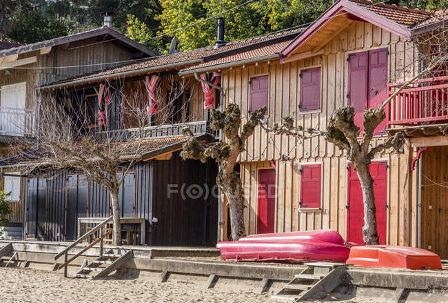 Francia, Gironda, Arcachon Bay, Cap Ferret, casas del pueblo de L 'Herbe - foto de stock