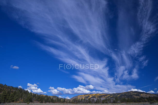 EE.UU., Wyoming, paisaje otoñal con un cielo nublado, Cirrus y cumulo nimbus - foto de stock
