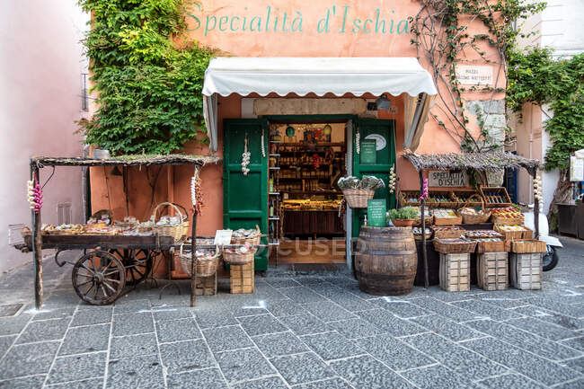 Vista de una pintoresca tienda de comestibles italiana en un callejón, Ischia, Golfo de Nápoles, Italia - foto de stock
