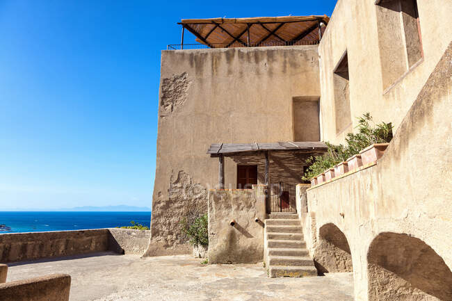 Vestígio de uma casa no castelo aragonês de Ischia, Forio, Golfo de Nápoles, região da Campânia, Itália — Fotografia de Stock