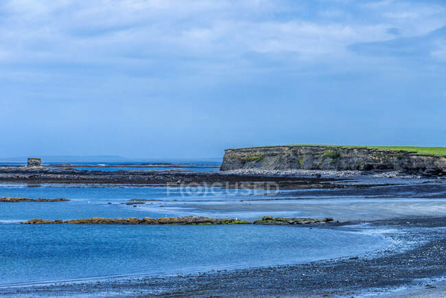Europa, República de Irlanda, Condado de Clare, acantilados de la costa entre Quilty y Liscannor - foto de stock