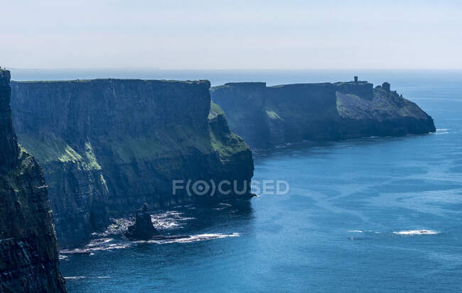 Europa, República de Irlanda, Condado de Clare, Burren y Acantilados del Geoparque Moher (Patrimonio de la Humanidad por la UNESCO), vista sobre los acantilados del Sur - foto de stock