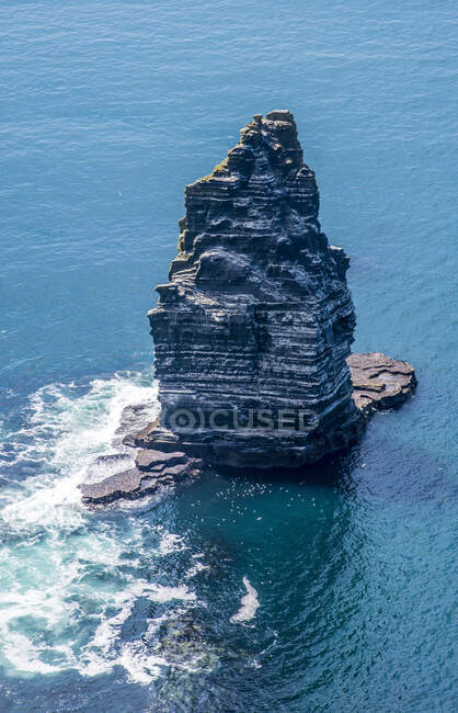 Europe, Republic of Ireland, County Galway, Aran Islands, Inishmore Island, cliffs dug by the sea near the Dun Aengus prehistorical Ringfort site (Aonghasa) — Stock Photo
