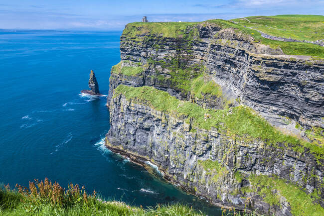 Европа, Ирландия, округ Клэр, Буррен и скалы Геопарка Мохера (всемирное наследие ЮНЕСКО), северные скалы и скалистые обнажения, вызванные морской эрозией, видны с южных скал — стоковое фото