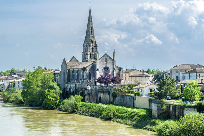 Francia, Gironda, Haute-Lande girondine, Langon, iglesia Saint-Gervais-Saint-Protais en la orilla de La Garona - foto de stock