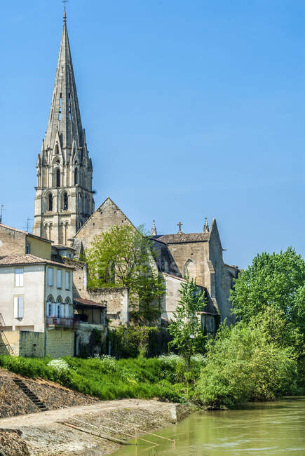 Francia, Gironda, Haute-Lande girondine, Langon, iglesia Saint-Gervais-Saint-Portais en la orilla de La Garona - foto de stock