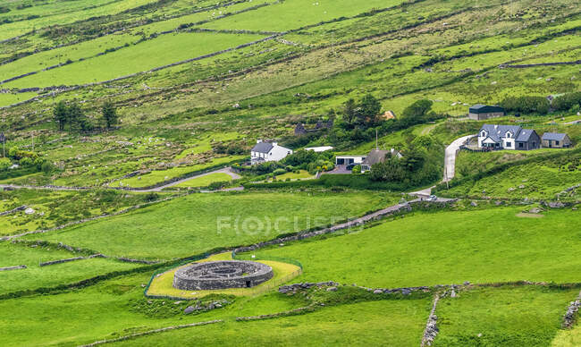 Republik Irland, County Kerry, Iveragh Paninsula, Ring of Kerry, Staigue Ringfort vom Coomakista Pass aus gesehen — Stockfoto