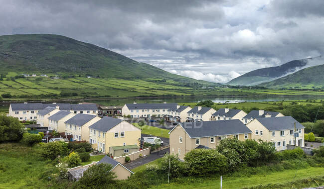 República de Irlanda, Condado de Kerry, Península de Iveragh, Anillo de Kerry, casas en las afueras de la ciudad de Cahersiveen - foto de stock