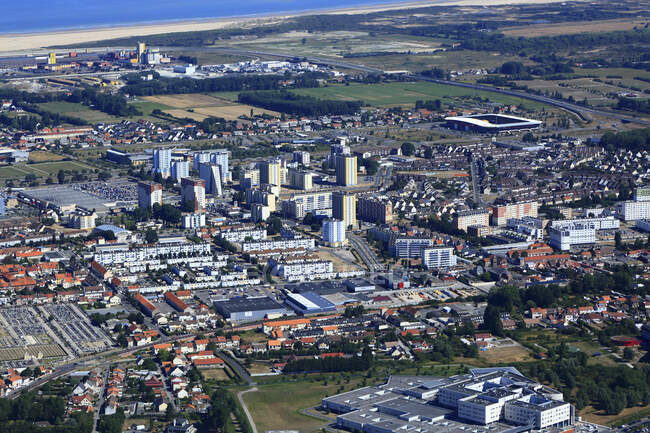 Francia, Hauts de France, Pas de Calais, Costa Opale, Calais. Calais città dall'alto — Foto stock