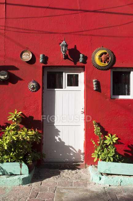 Facciata di una casa rossa e porta bianca sull'isola di Isla Mujeres, Quintana Roo, Messico — Foto stock