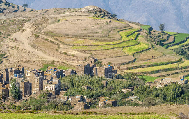 Middle East, Yemen, Centre West, Jebel Harraz region (UNESCO World Heritage Tentative list) hilltop village and terrace cultivation (shooting 03/2007) — Stock Photo