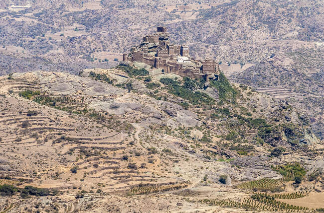 Middle East, Yemen, Centre West, Jebel Harraz region (UNESCO World Heritage Tentative list) fortified village and terrace cultivation (shooting 02/2007) — Stock Photo