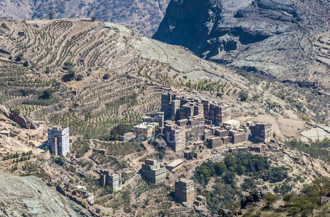 Middle East, Yemen, Centre West, Jebel Harraz region (UNESCO World Heritage Tentative list) hilltop village and terrace cultivation — Stock Photo
