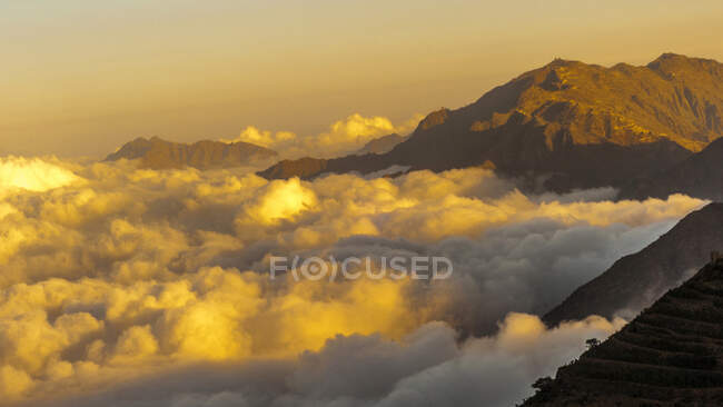 Middle East, Yemen, Center West, Jebel Harraz region (UNESCO World Heritage Tentative list) sea of clouds at sunrise — Stock Photo
