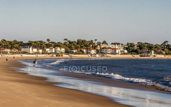 Francia, Charente-Maritime, Royan, la grande spiaggia di Corniche e il quartiere te del Parc — Foto stock