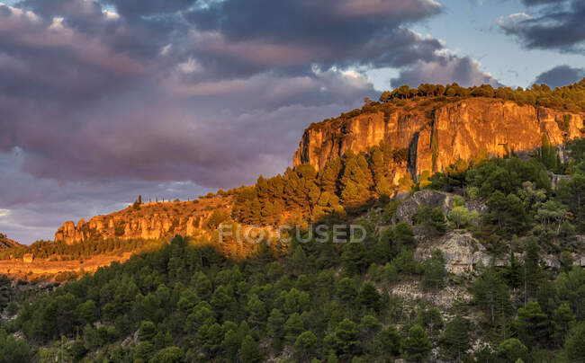 Espanha, comunidade autónoma de Castela - La Mancha, província de Cuenca, pôr do sol na montanha de Cuenca — Fotografia de Stock