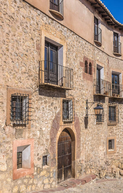 Іспанія, автономне співтовариство Арагону, провінція Теруель, Альбаррацин лихослів'я (Найкрасивіше село в Іспанії).) — стокове фото