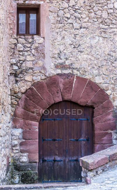 Іспанія, автономне співтовариство Арагону, провінція Теруель, Альбаррацин лихослів'я (Найкрасивіше село в Іспанії), двері — стокове фото