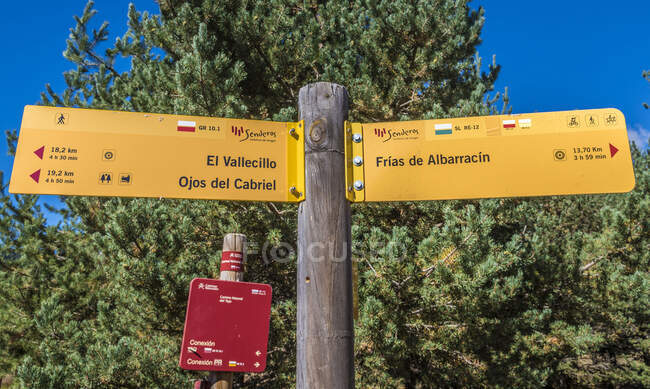 Espagne, communauté autonome d'Aragon, province de Teruel, Sierra de Albarracin Comarca, Sierra de Albarracin, panneau indicateur sur un sentier — Photo de stock