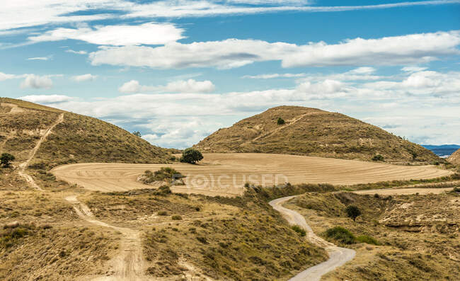 Spanien, Autonome Gemeinschaft Aragon, Provinz Huesca, Pyrenäen, Loporzano, Feld inmitten der Badlands von Monte Aragon — Stockfoto