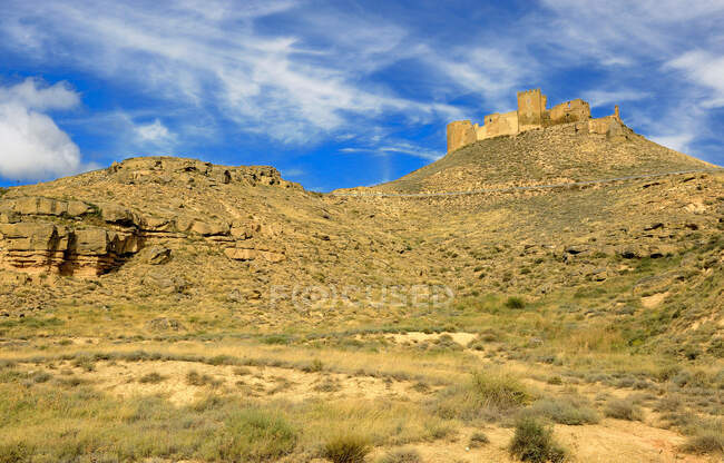 España, comunidad autónoma de Aragaón, provincia de Huerca, Pirineos, antigua fortaleza y monasterio del Monte Aragón (La Reconquista) - foto de stock