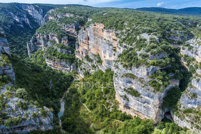 España, Comunidad Autónoma de Aragón, Parque Nacional Sierra y Cañones del Guara, Muralla de piedra caliza del Tozal de Mallata - foto de stock