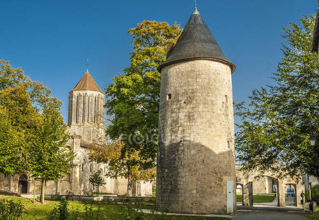 Франція, Charente Maritime, Surgeres, башта в оточенні муру (16 століття)) — стокове фото