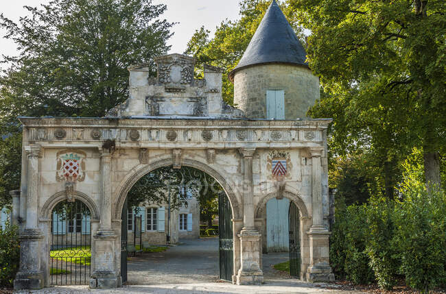 Франція, Charente Maritime, Surgeres, Renaissance gateway in the walls encloclosure (16 століття)) — стокове фото