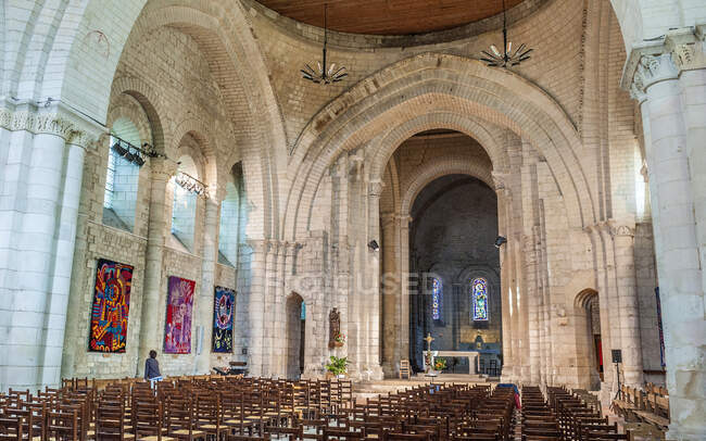 Francia, Charente Maritime, Saintes, iglesia de Sainte-Marie de l 'Abbaye-aux-Dames (siglo XI)) - foto de stock