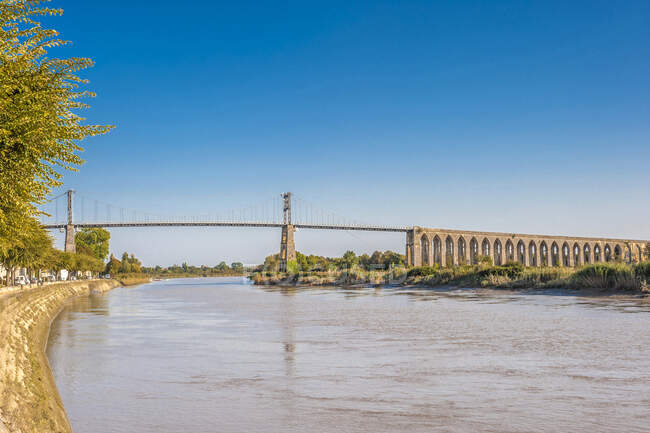 França, Charente Maritime, Tonnay-Charentes, ponte suspensa (1842, edifício histórico) no rio Charente, pedestres e ciclistas gateway — Fotografia de Stock