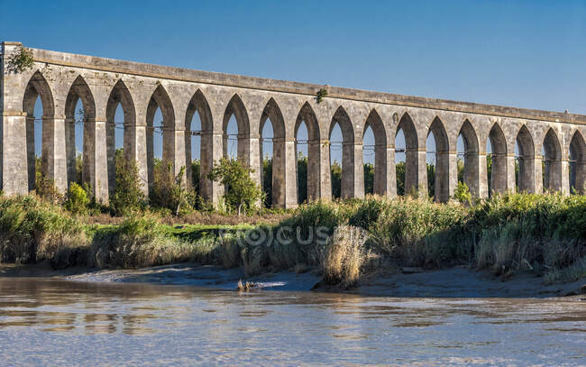 Frankreich, Charente Maritime, Tonnay-Charentes, Hängebrücke (1842, historisches Gebäude) über der Charente, Zufahrt für Fußgänger und Radfahrer — Stockfoto