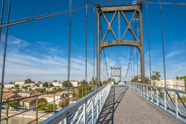 France, Charente Maritime, Tonnay-Charentes, suspension bridge (1842, historical building) on the Charente river, pedestrians and cyclists gateway — Stock Photo