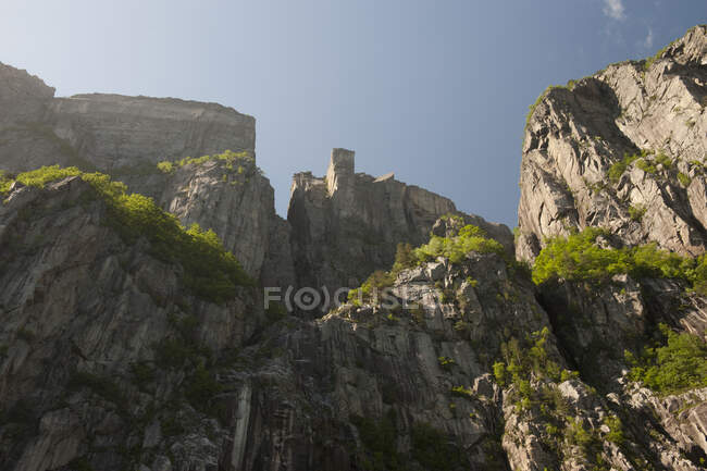 La increíble roca plana del púlpito que culmina 604 m, Preikestolen, Lysefjord, Noruega - foto de stock