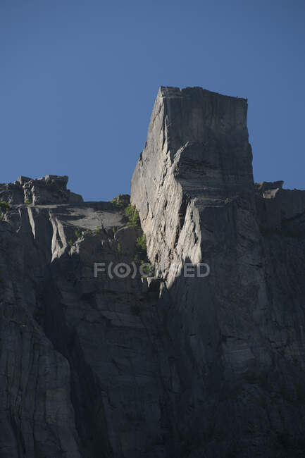 Удивительная плоская скала, высота которой составляет 604 м, Кестолен, Люсейдорд, Норвегия — стоковое фото