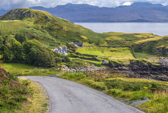 Європа, Велика Британія, Шотландія, Гебриди, на південний схід від острова Скай, дорога і ферма з його огорожею в точці Слет. — стокове фото