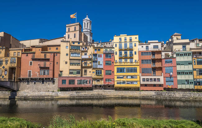 Espanha Catalunha, Girona, rio Onyar, fachadas coloridas da cidade velha, bandeira e torre sineira da catedral de Girona — Fotografia de Stock