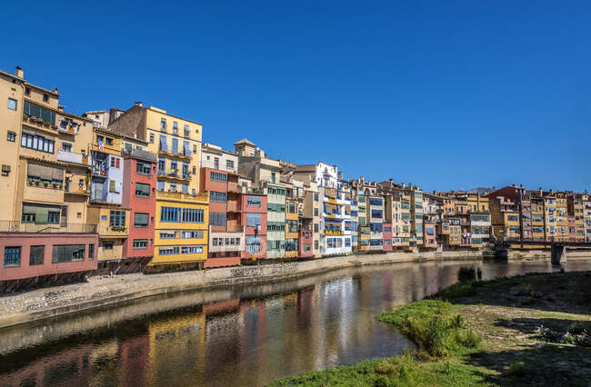 España Cataluña, Girona, Río Onyar, fachadas de colores del casco antiguo - foto de stock