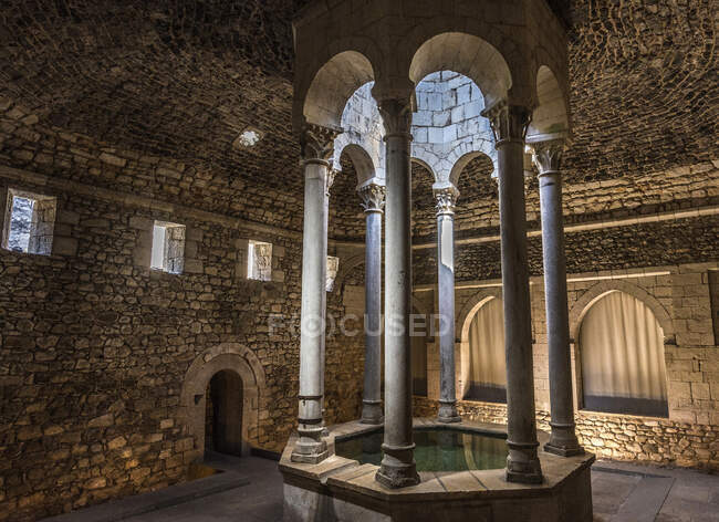 Spagna, Catalogna, Girona, Bagni arabi (XII secolo), apodyterium e la sua piscina ottagonale — Foto stock