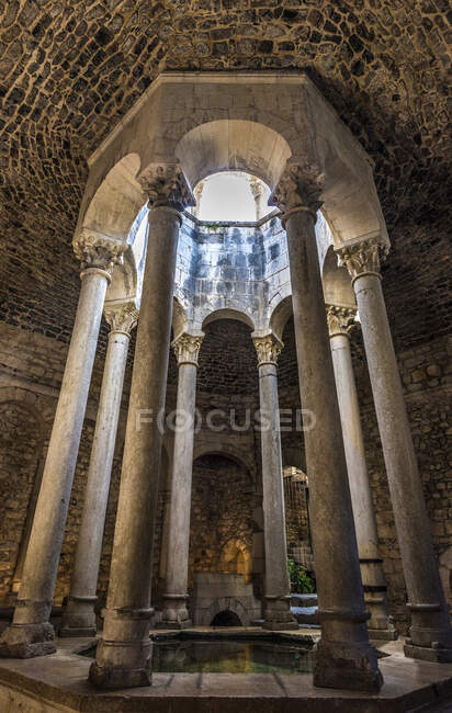 España, Cataluña, Girona, Baños árabes (siglo XII), apodyterium y su piscina octogonal - foto de stock